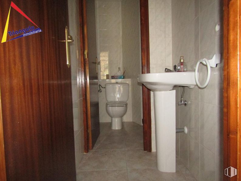 Retail for sale & for rent at Carretera Trescasas, Segovia, 04003 with toilet, sink, brown, plumbing fixture, tap, property, bathroom sink, toilet seat, bathroom and purple around