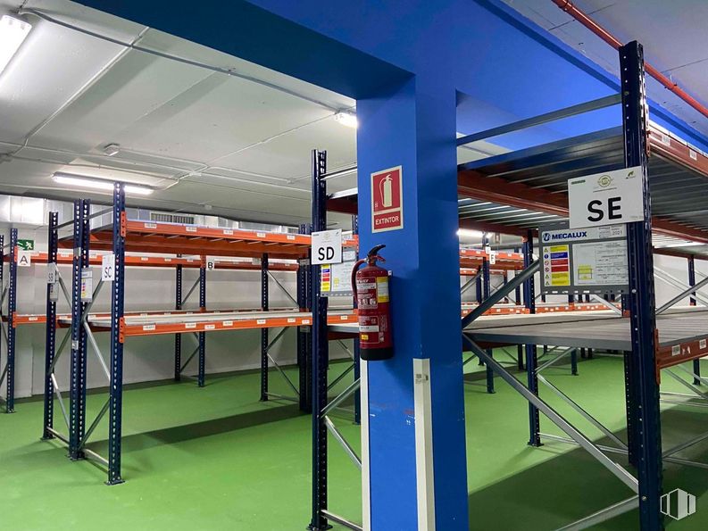 Industrial for sale at Zona empresarial Las Rozas, Las Rozas de Madrid, Madrid, 28230 with packaged goods, shelving, building, floor, flooring, gas, machine, room, electric blue and shelf around