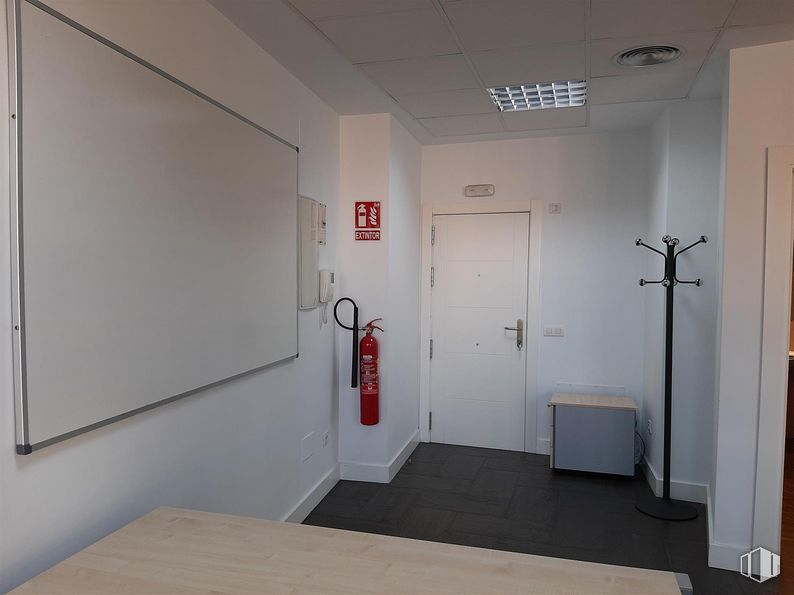 Oficina en alquiler y venta en Edificio Altagracia I, Calle Segundo Mata, 1, Pozuelo de Alarcón, Madrid, 28224 con puerta, mueble, accesorio, suelo, suelos, asa, madera, techo, cortina y evento alrededor