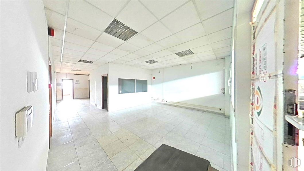 Office for sale at Calle Francisco Aritio, Guadalajara, 19004 with fixture, hall, floor, flooring, ceiling, glass, composite material, building, space and wood around