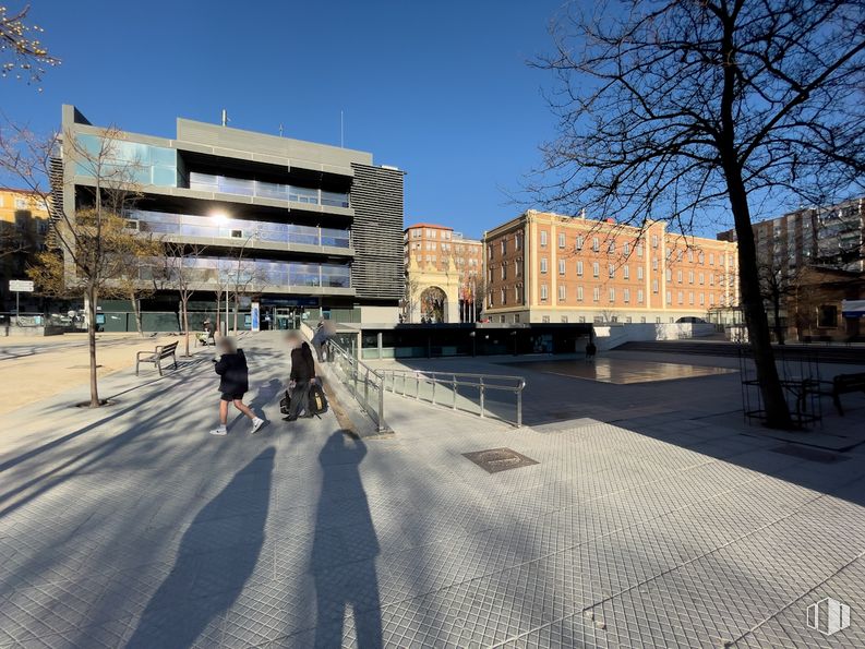 Local en venta en Avenida Ciudad de Barcelona, 178, Retiro, Madrid, 28007 con edificio, persona, cielo, día, árbol, superficie de carretera, asfalto, arquitectura, diseño urbano y acera alrededor