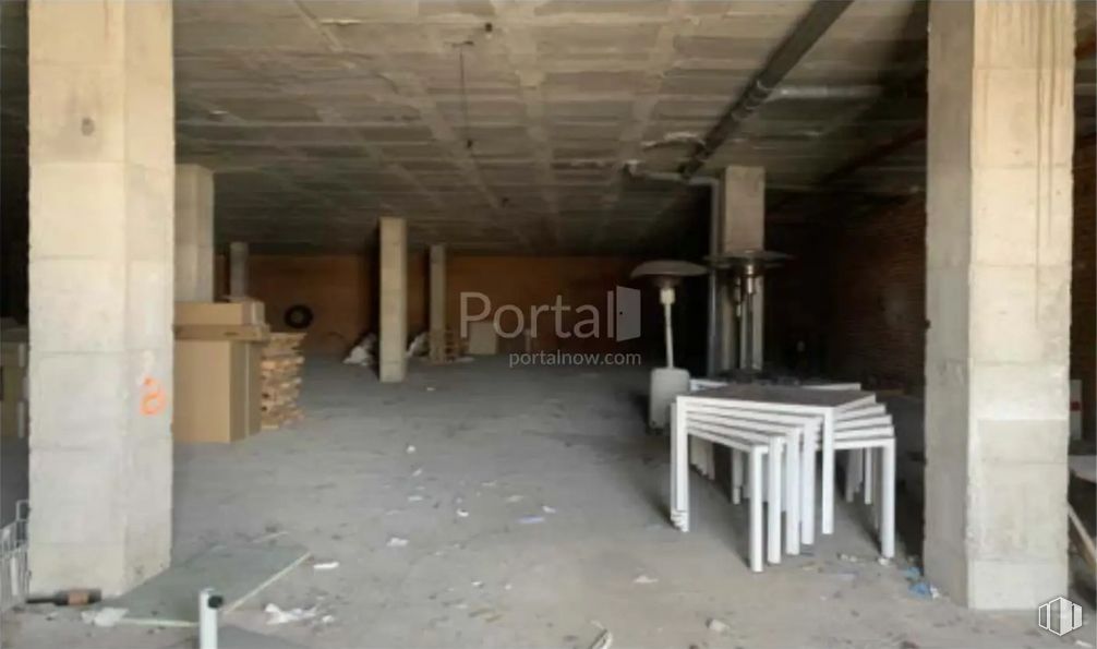 Retail for sale at Calle Rejero Lorenzo de Ávila, 2, Ávila, 05004 with table, wood, building, flooring, floor, fixture, composite material, hall, ceiling and concrete around