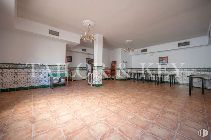 Nave en venta en Polígono Los Frailes, Daganzo de Arriba, Madrid, 28814 con alumbrado, mesa, candelabro, lámpara, edificio, hall, interiorismo, suelo, suelos y suelo de baldosas alrededor