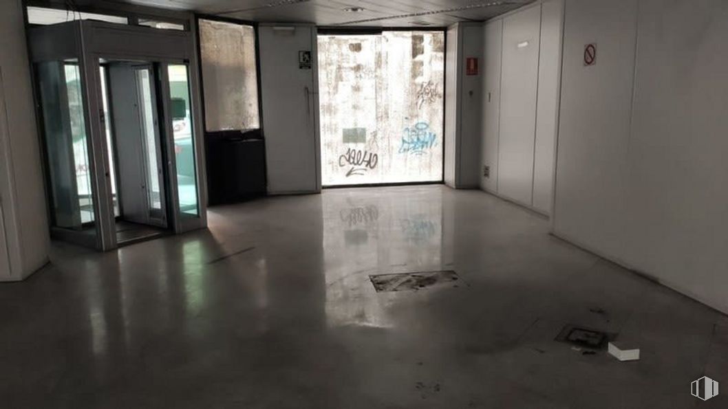 Local en alquiler y venta en Calle Sancho Dávila, Salamanca, Madrid, 28028 con ventana, puerta, accesorio, edificio, pavimento, pasillo, piso, madera, vidrio y techo alrededor