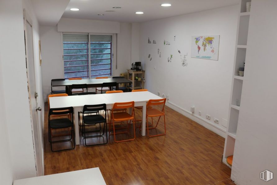 Oficina en alquiler en Calle de Irún, 23, Moncloa - Aravaca, Madrid, 28008 con silla, ventana, mesa, madera, mesa de cocina y comedor, diseño de interiores, edificio, piso, suelo y casa alrededor