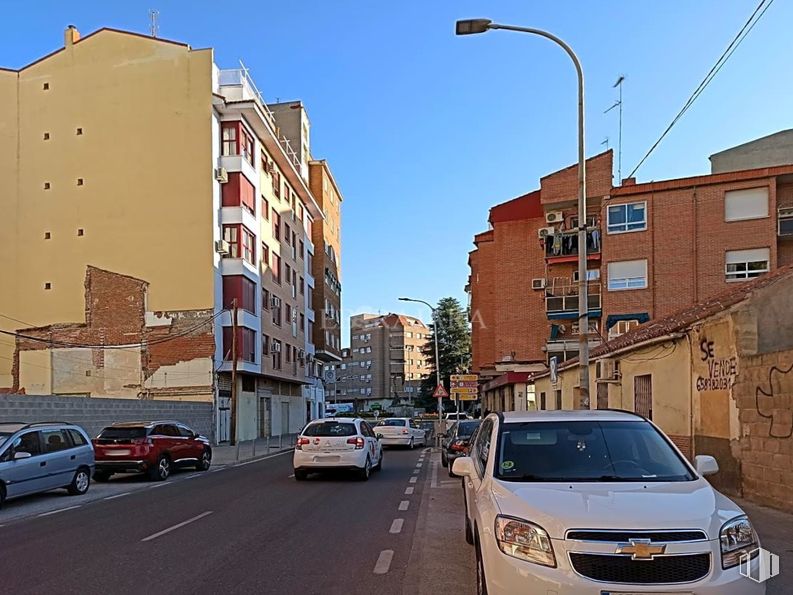 Retail for rent at Calle Calera, Talavera de la Reina, Toledo, 45600 with car, building, sky, vehicle, land vehicle, daytime, tire, vehicle registration plate, street light and infrastructure around