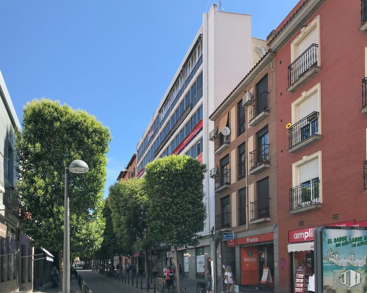 Retail for sale at Zona Centro, Móstoles, Madrid, 28931 with building, street light, window, sky, property, house, urban design, neighbourhood, condominium and tree around