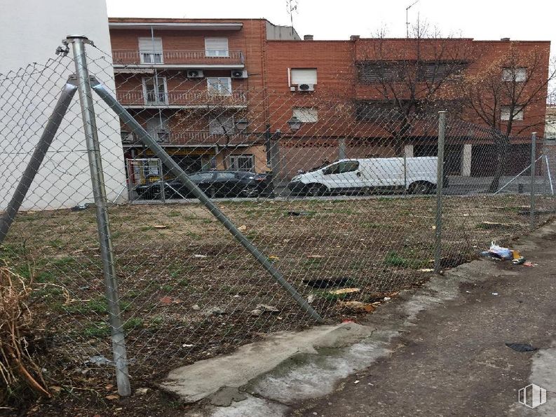 Land for sale at Calle Doctor Martín Arévalo, 11, Villaverde, Madrid, 28021 with van, building, car, window, land lot, road surface, sky, wire fencing, vehicle and residential area around