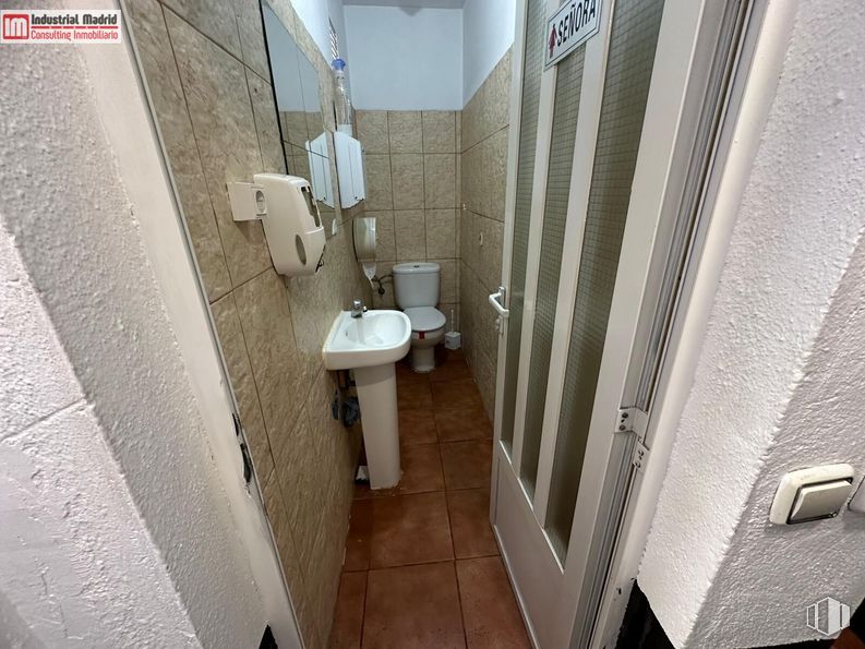 Retail for rent at Calle Real, Arganda del Rey, Madrid, 28500 with toilet, sink, property, plumbing fixture, building, bathroom, tap, architecture, interior design and floor around