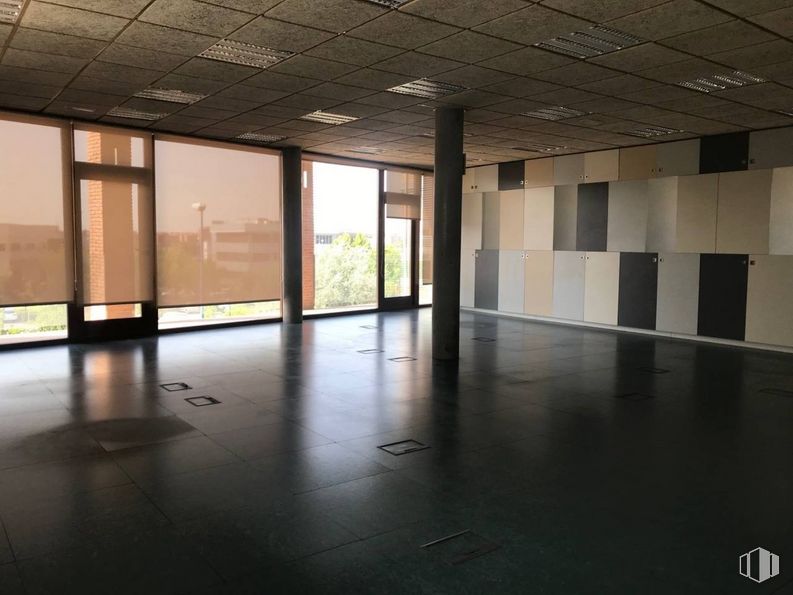 Oficina en alquiler y venta en Avenida Juan Camaruel, Leganés, Madrid, 28919 con ventana, accesorio, pasillo, piso, suelo, pared, tintes y sombras, techo, vidrio y material compuesto alrededor