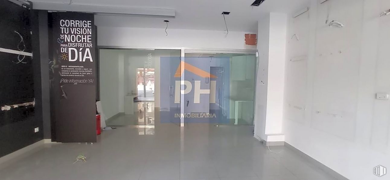 Local en alquiler y venta en Calle Extremadura, Fuenlabrada, Madrid, 28944 con edificio, accesorio, suelo, suelos, techo, espacio, evento, arte, puerta y vidrio alrededor