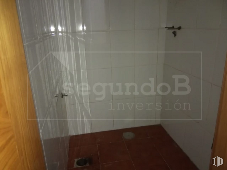 Local en venta en Calle San Roque, 1, Valdetorres de Jarama, Madrid, 28150 con madera, suelos, cuarto de baño, suelo, accesorio, madera dura, vidrio, tinte para madera, suelo de baldosas y accesorio de baño alrededor