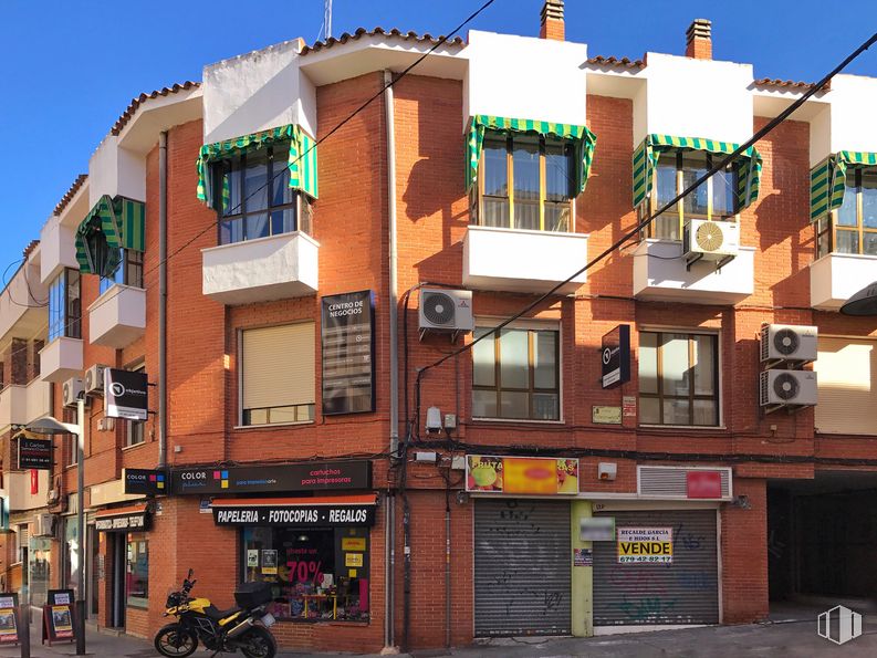 Local en alquiler y venta en Calle Coronados, 10, Pinto, Madrid, 28320 con motocicleta, ventana, edificio, cielo, rueda, neumático, diseño urbano, barrio, condominio y área residencial alrededor