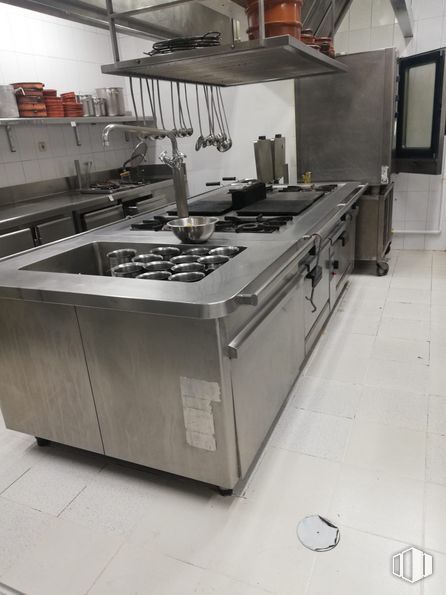 Retail for rent at Centro Comercial La Rotonda, Plaza Toro, 1, Tres Cantos, Madrid, 28760 with gas stove, cabinetry, kitchen appliance, kitchen stove, cooktop, kitchen, home appliance, stove, grey and major appliance around