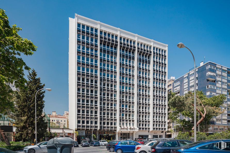 Oficina en alquiler en Calle Orense, 34, Tetuán, Madrid, 28020 con edificio, coche, cielo, rueda, vehículo terrestre, neumático, día, vehículo, rascacielos y luz de la calle alrededor