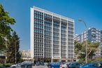 Office for rent at Calle Orense, 34, Tetuán, Madrid, 28020 with building, car, sky, wheel, land vehicle, tire, daytime, vehicle, skyscraper and street light around