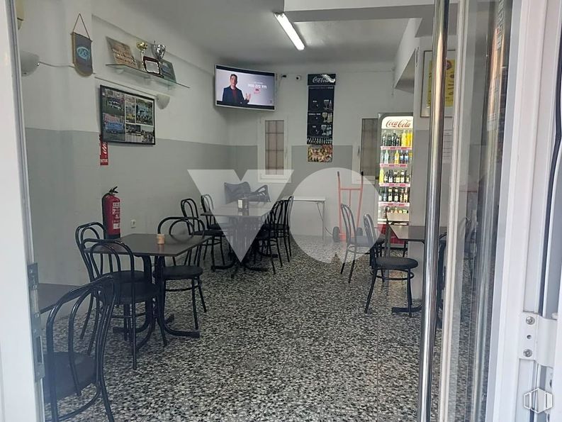 Retail for sale & for rent at Calle José Arcones Gil, Ciudad Lineal, Madrid, 28017 with television, chair, person, restaurant, glass and aluminium around