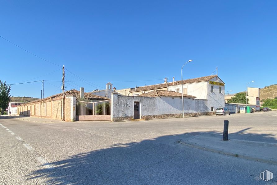 Nave en alquiler en Polígono 11, parcela 61, Los Carrizales, Tielmes, Madrid, 28550 con edificio, cielo, propiedad, luz de la calle, superficie de la carretera, asfalto, ventana, vía, zona residencial y carretera alrededor