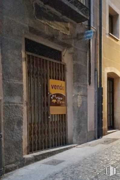 Retail for sale at Calle Escuderos, 10, Segovia, 40001 with window, door, building, wood, road surface, facade, city, road, brick and sidewalk around