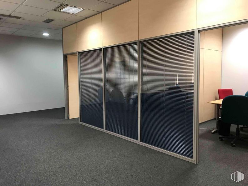 Oficina en alquiler en Zona San Sebastián de los Reyes, San Sebastián de los Reyes, Madrid, 28700 con silla, edificio, suelo, suelos, madera, exterior del automóvil, accesorio, puerta, sombra y techo alrededor