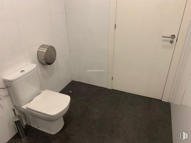 Retail for rent at Calle Agustín Rodríguez Sahagun, Ávila, 05003 with toilet, door, toilet seat, plumbing fixture, bathroom, flooring, building, floor, fixture and plumbing around