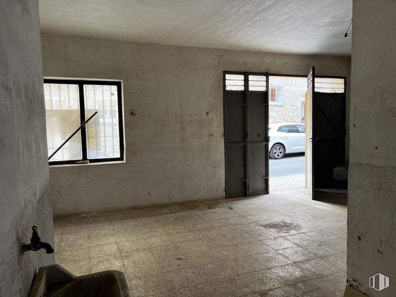 Retail for sale at Calle Cristo de las Batallas, Ávila, 05001 with window, property, fixture, building, tire, wood, interior design, floor, shade and vehicle around