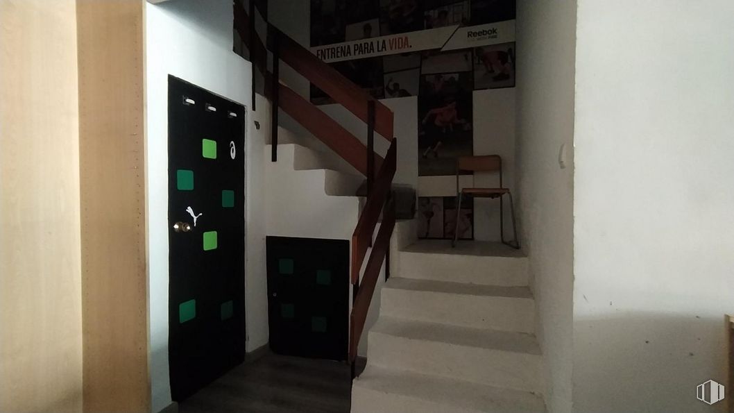 Retail for rent at Zona Centro, Ávila, 05001 with wood, interior design, building, floor, flooring, hardwood, stairs, house, fixture and ceiling around