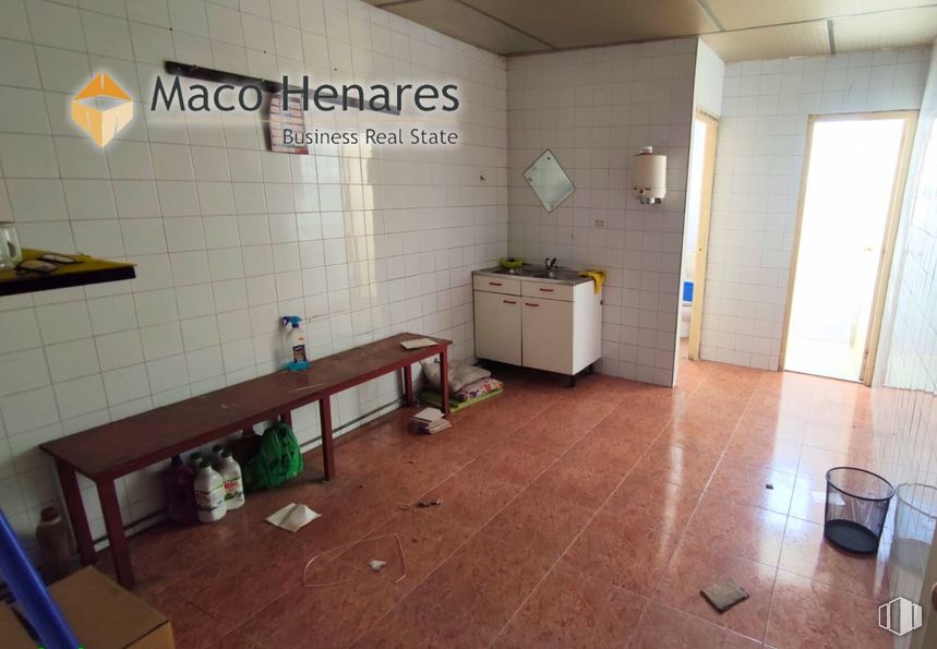 Industrial for rent at Calle Lisboa, 9, Torres de la Alameda, Madrid, 28813 with door, cabinetry, table, flooring, floor, interior design, tile flooring, tile, room and wood stain around