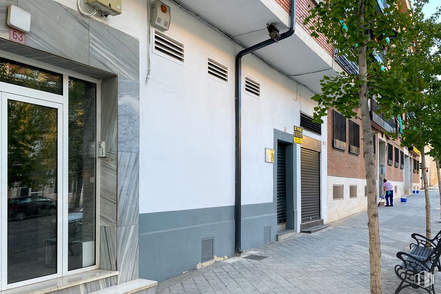 Local en venta en Calle Rey, 63, Aranjuez, Madrid, 28300 con mesa de trabajo, ventana, edificio, planta, árbol, superficie de carretera, casa, puerta, madera y sombra alrededor