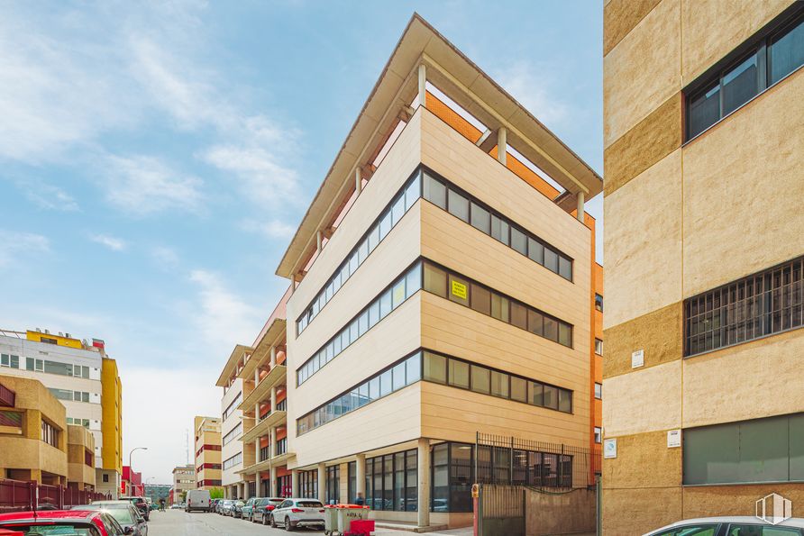 Retail for rent at Calle Haya, 4, Carabanchel, Madrid, 28044 with building, window, cloud, daytime, car, sky, vehicle, wheel, tower block and urban design around