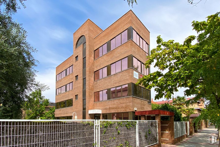 Oficina en alquiler en Calle Bueso Pineda, 7, Ciudad Lineal, Madrid, 28043 con edificio, ventana, cielo, tiempo de día, planta, árbol, arquitectura, diseño urbano, ladrillo, vecindario y accesorio alrededor