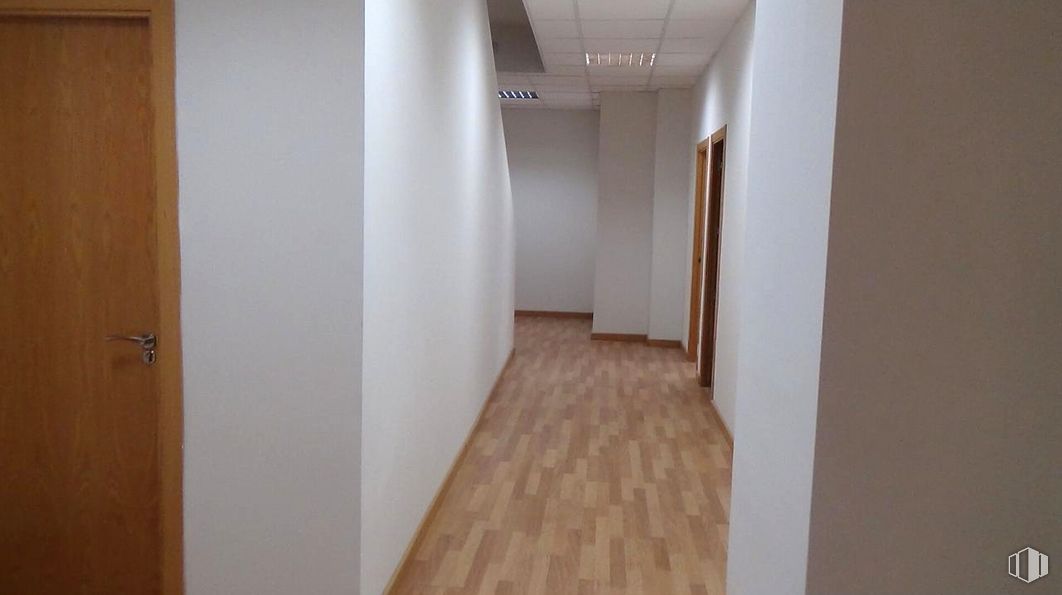 Office for rent at Avenida General Villalba, Toledo, 45003 with door, fixture, wood, hall, building, flooring, hardwood, paint, ceiling and composite material around