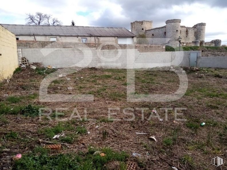 Land for sale at Casco urbano, Pioz, Guadalajara, 19162 with castle, plant, sky, cloud, property, building, tree, land lot, grass and wall around