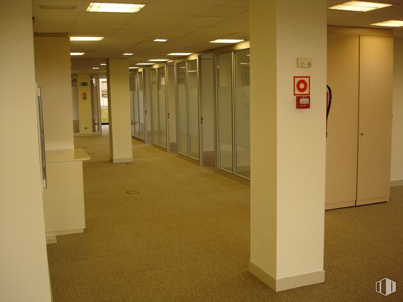 Office for rent at Edificio Bruselas, Avenida Europa, 4, Alcobendas, Madrid, 28108 with fixture, building, flooring, floor, hall, glass, ceiling, tile flooring, composite material and door around