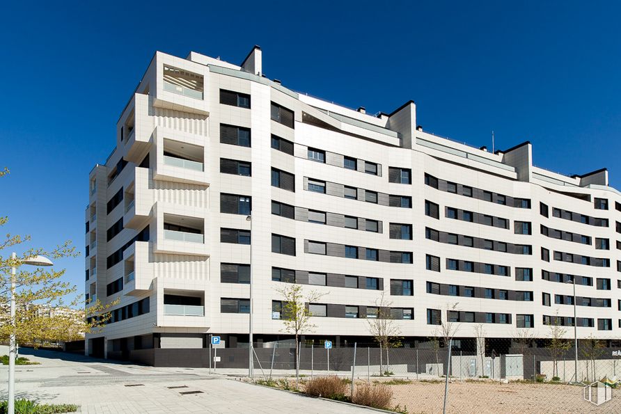 Local en venta en Parque Valdebebas, Av. de Juan Antonio Samaranch, 67, Hortaleza, Madrid, 28055 con edificio, cielo, planta, ventana, bloque de torre, diseño urbano, condominio, árbol, edificio comercial y área residencial alrededor