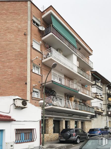 Local en alquiler en Paseo Estación, 3, Móstoles, Madrid, 28931 con coche, edificio, propiedad, ventana, rueda, neumático, cielo, vehículo, diseño urbano y zona residencial alrededor