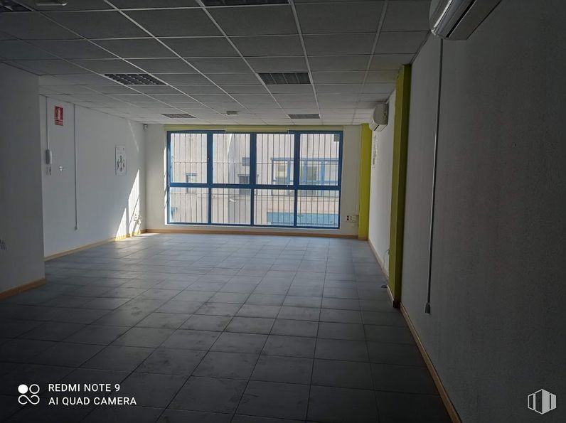 Industrial for rent at Calle Luis I, Villa de Vallecas, Madrid, 28031 with window, fixture, hall, building, wood, floor, flooring, ceiling, house and glass around