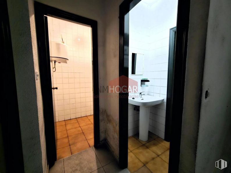 Industrial for sale at Polígono Hervencias, Ávila, 05004 with sink, door, property, building, window, fixture, tap, interior design, wood and floor around