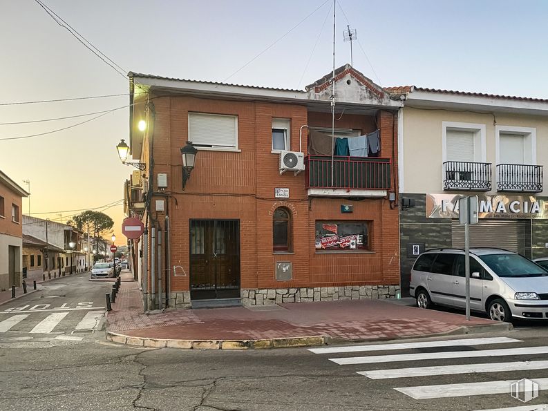 Retail for sale at Centro urbano, Yeles, Toledo, 45220 with car, door, building, window, land vehicle, wheel, property, tire, sky and vehicle around