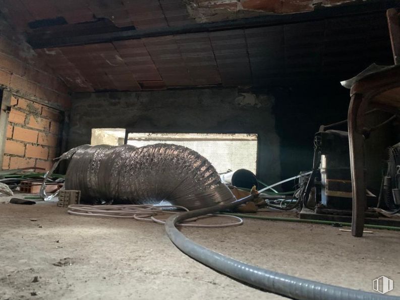 Retail for sale at Centro Histórico, San Lorenzo de El Escorial, Madrid, 28200 with automotive tire, wood, fender, motor vehicle, automotive wheel system, terrestrial animal, gas, tread, wheel and snout around