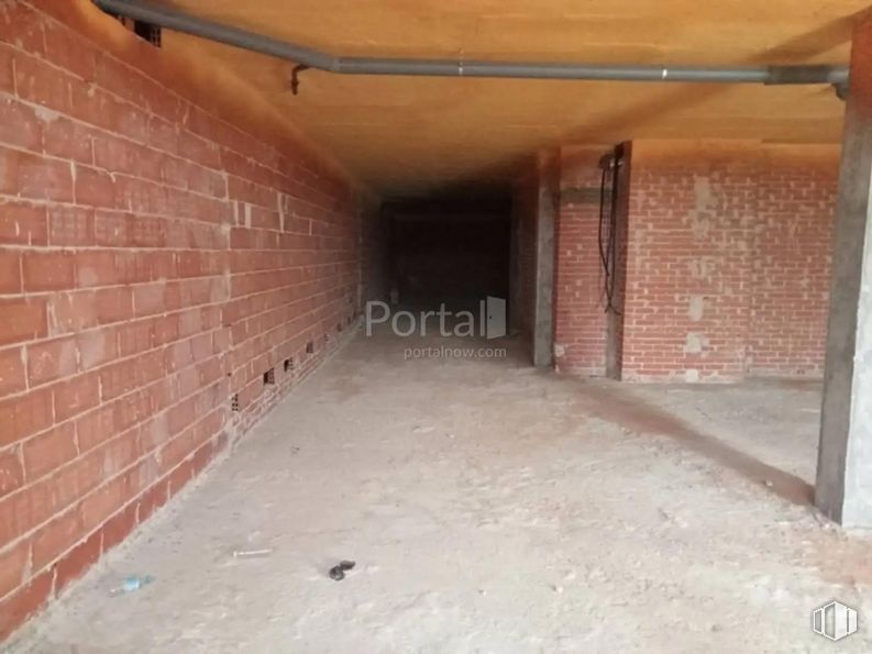 Retail for sale at Calle Dulcinea, Recas, Toledo, 45211 with fixture, wood, floor, flooring, brickwork, composite material, brick, building material, building and concrete around