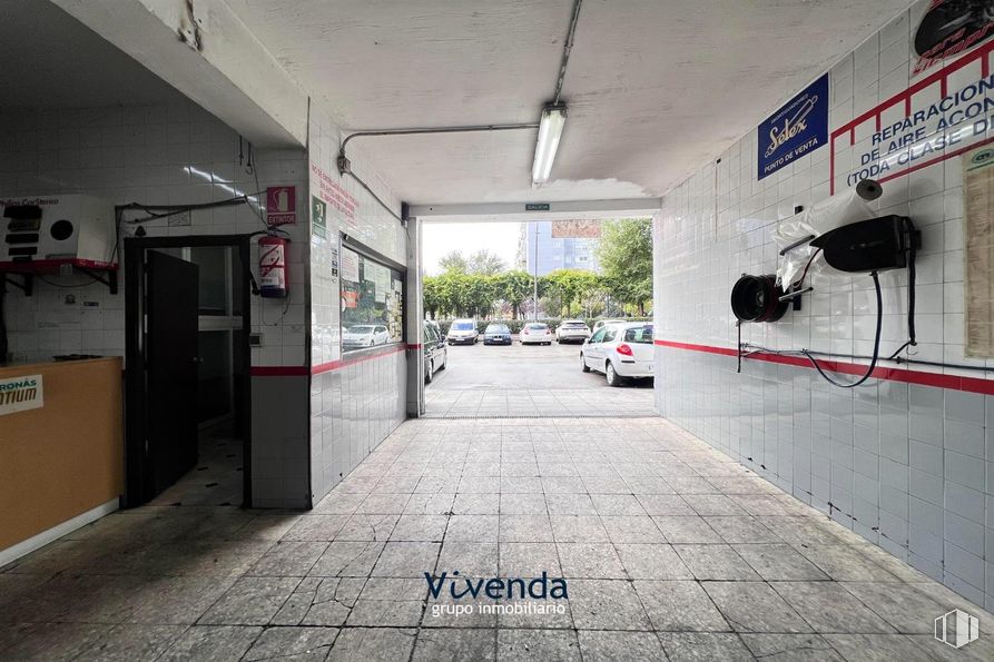 Local en venta en Zona Azorín, Móstoles, Madrid, 28935 con coche, neumático, edificio, iluminación del automóvil, rueda, vehículo, neumático de automoción, vehículo de motor, superficie de la carretera y asfalto alrededor