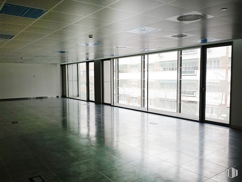 Oficina en alquiler en Zona CBD, Tetuán, Madrid, 28020 con lámpara, accesorio, suelo, suelos, hall, edificio, propiedad material, vidrio, tintes y matices y techo alrededor