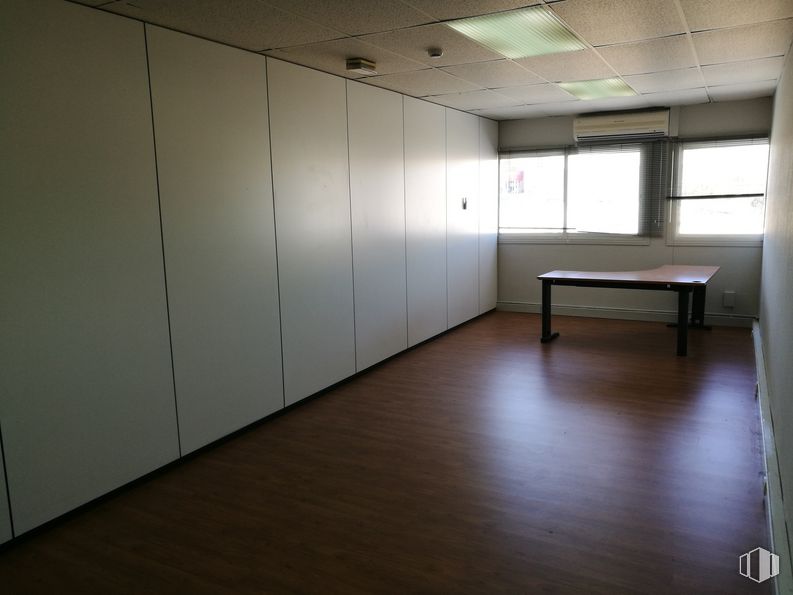 Oficina en alquiler en Edificio Fuentemar, Avenida Fuentemar, 16, Coslada, Madrid, 28820 con mesa, ventana, madera, pavimentos, diseño de interiores, pasillo, piso, madera, mesa de trabajo y tintes y sombras alrededor