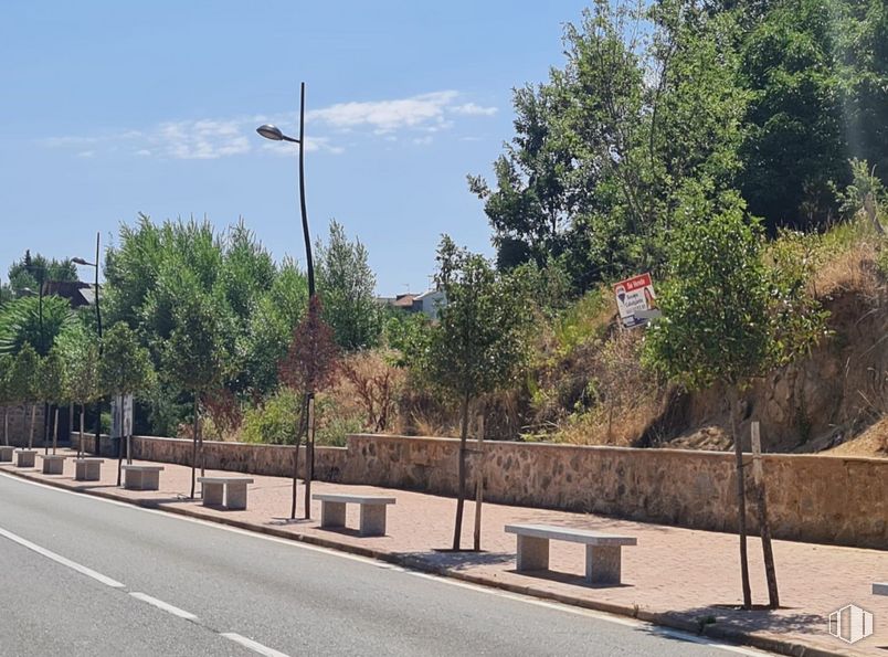 Land for sale at Carretera Navalcarnero, Rozas de Puerto Real, Madrid, 28649 with bench, street light, cloud, sky, plant, road surface, tree, asphalt, slope and thoroughfare around