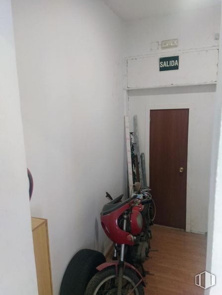 Oficina en venta en Barrio La Chopera, Arganzuela, Madrid, 28045 con neumático, puerta, rueda, neumático automotriz, pisada, piso, pavimentos, madera, guardabarros y vehículo de motor alrededor