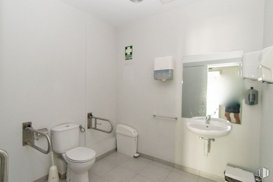 Retail for sale at Avenida de Europa, Toledo, 45003 with toilet, sink, property, mirror, plumbing fixture, fixture, bathroom, purple, building and interior design around