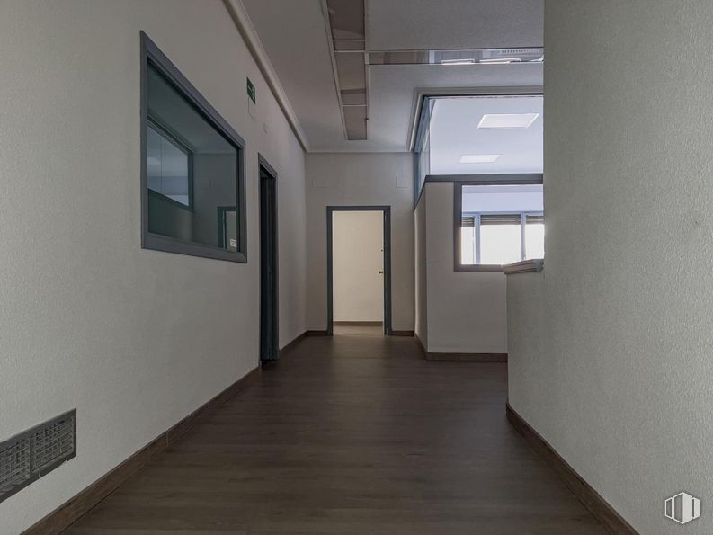 Oficina en alquiler y venta en Plaza Claudio Sánchez Albornoz, Ávila, 05001 con ventana, edificio, accesorio, pasillo, interiorismo, madera, puerta, suelo, techo y casa alrededor