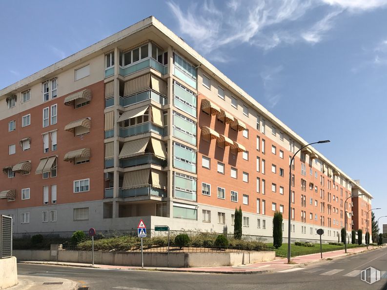 Retail for rent at Calle Lago Blanco, 2, Parla, Madrid, 28980 with building, sky, daytime, property, cloud, plant, window, architecture, urban design and condominium around