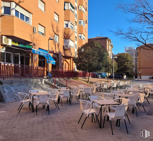 Local en venta en Calle Hornachos, Puente de Vallecas, Madrid, 28053 con silla, edificio, mesa, mueble, barrio, espacio público, muebles de exterior, mesa de exterior, sombra y restaurante alrededor